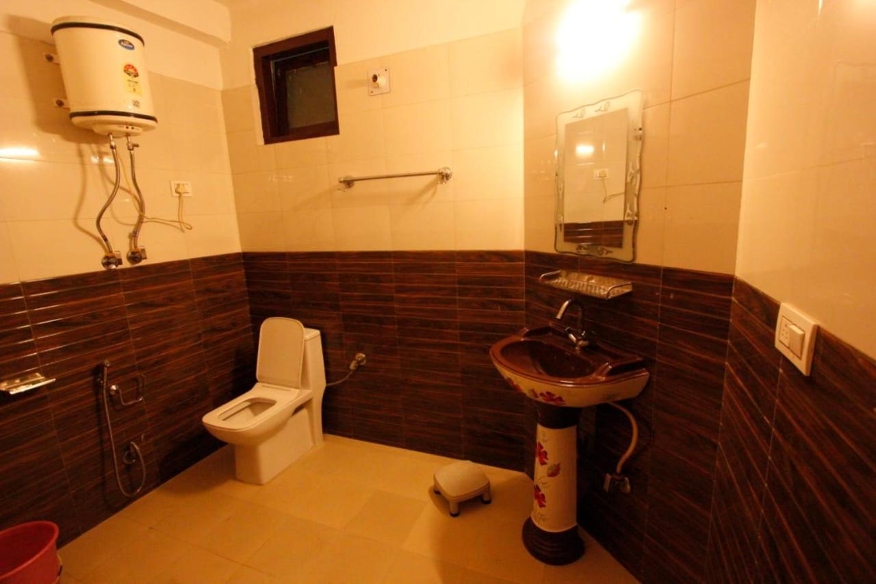 Tirthan Crest Homestay Banjār Eksteriør billede