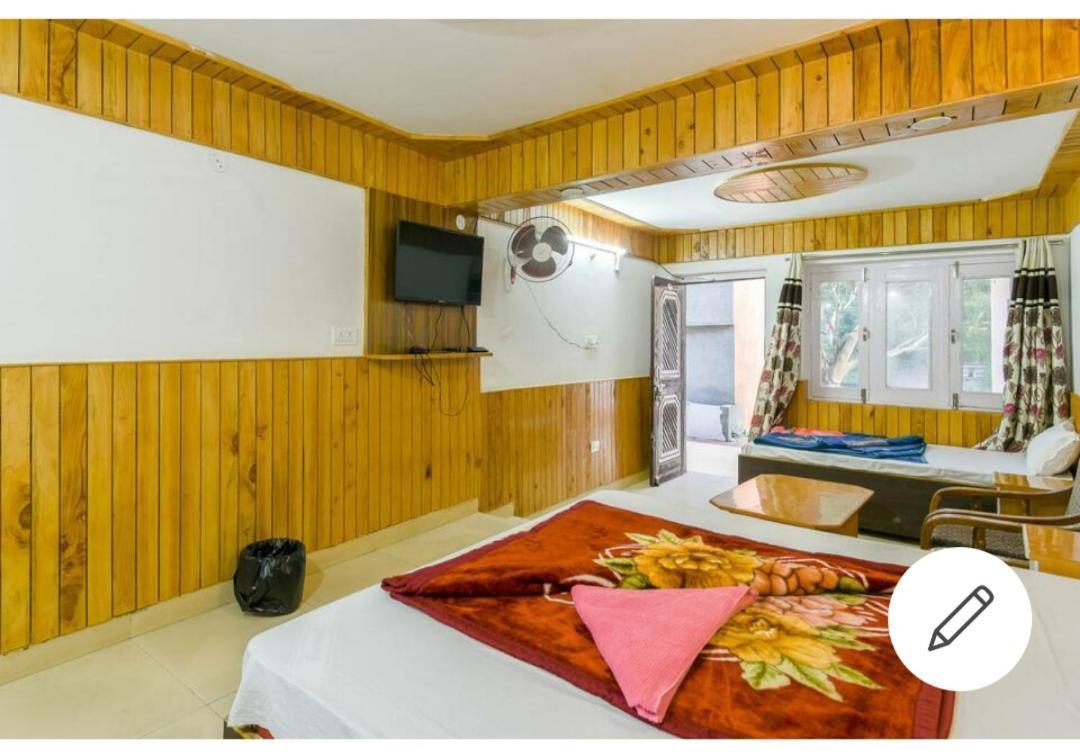 Tirthan Crest Homestay Banjār Værelse billede