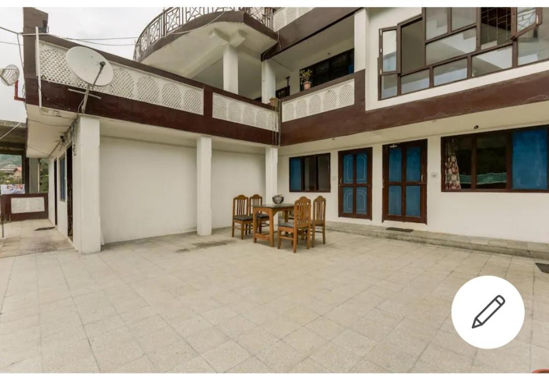 Tirthan Crest Homestay Banjār Eksteriør billede